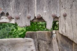 Fotografía: Portón antiguo de madera en Aliste